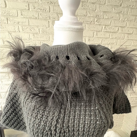 Elegant Black Knit Poncho with Faux Fur Collar by Casa Donna - Picture 4 of 8